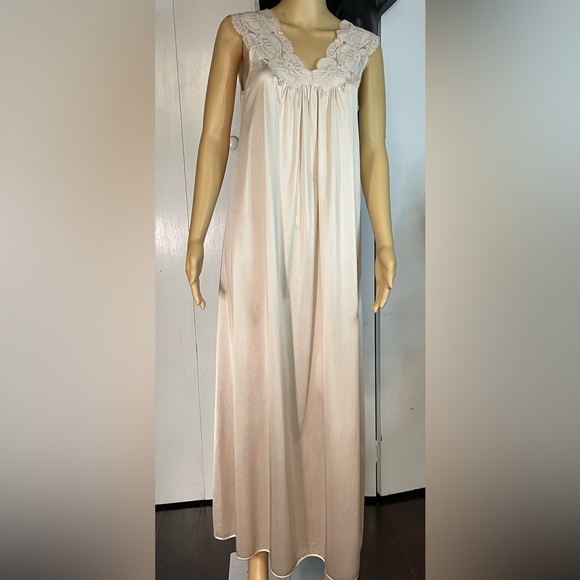 Vanity Fair size PTE Beige Nightgown Lingerie Embroidered - Picture 1 of 7